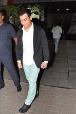 Aamir Khan snapped in Bandra, Mumbai on 13th Dec 2012 (6).JPG